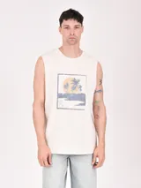 Musculosa blanca con estampado de paisaje playero enmarcado en un cuadrado azul.