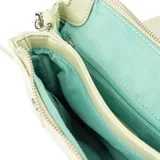 Bandolera rectangular color verde confeccionada en símil cuero con sensación acolchada al tacto. Tiene solapa con cierre, correa regulable, herrajes plateados y logo XL en el frente. El interior está forrado en tela de algodón y poliéster y cuenta con dos compartimentos, un bolsillo con cierre y un bolsillo abierto.