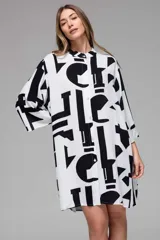 Vestido camisero blanco con estampado de letras negras, de corte recto y manga 3/4.