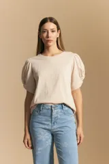 Remera negra de manga corta con mangas abullonadas y cuello redondo.