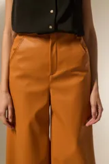 Pantalón ancho de tiro alto, confeccionado en eco-cuero negro.