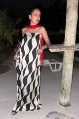 Vestido largo strapless con estampado abstracto en blanco y negro, con elástico en la parte trasera y bolsillos laterales. Incluye una pieza de tela roja para usar como chalina.