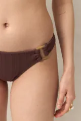 Bombacha de bikini color marrón con textura acanalada y detalle de aro dorado en los laterales.