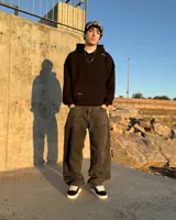 Pantalón jean baggy color gris (negro gastado) con corte mega baggy.