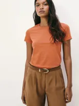 Camiseta de manga corta color terracota, con cuello redondo y corte ajustado.