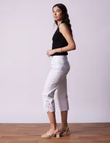 Pantalón capri blanco de gabardina elastizada con pretina ancha elastizada y ruedo con aplique de crochet.