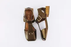 Sandalias de cuero negro con punta cuadrada, tira central con hebilla y taco cuadrado de madera.