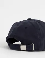 Gorra de béisbol azul marino con bordado frontal de la frase "American Football" en color blanco.