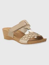 Sandalia beige con plataforma de yute, tira ancha sobre el empeine con diseño calado y ajuste con velcro.