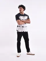Remera blanca con efecto tie-dye negro y texto "Overthinking Kills" estampado en el pecho.