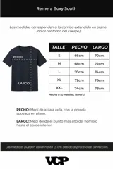 Remera negra de algodón grueso, corte cuadrado y manga corta. Estampado frontal pequeño con tres círculos concéntricos y letras en su interior. Estampado trasero grande con la frase "Designed in South America, Worldwide Clothes".