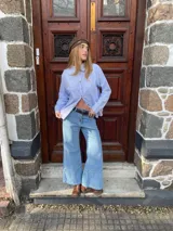 Pantalón de jean celeste de corte ancho, con bolsillos delanteros y traseros.