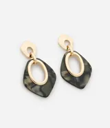 Aros colgantes con forma geométrica irregular, con pieza superior dorada y pieza inferior con diseño marmolado en tonos verdes y marrones.