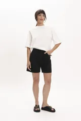 T-shirt de manga corta, color verde oliva o caqui, con cuello redondo y corte holgado.