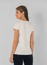 Remera de Calvin Klein con logotipo impreso en goma de forma vertical, con manga corta y cuello redondo.