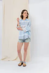 Camisa oversize de algodón liviano con estampado tie-dye a rayas en tonos pastel. Diseño suelto, manga larga con puños arremangados y botones frontales.