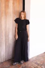 Pantalón ancho y fluido de lino color negro, con bordado artesanal en el bajo de la pierna.