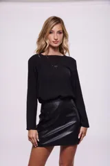 Blusa color negro de manga larga con detalle de encaje en el escote.