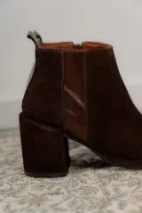 Botas cortas de cuero marrón con elástico lateral y tacón ancho.