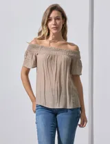 Blusa color beige de gasa bambula, marca Liv Los Ángeles. Escote recto con frunce y hombros descubiertos. Manga corta con detalles bordados.