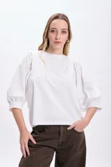 Remera blanca de algodón con mangas cortas abullonadas de popelina.