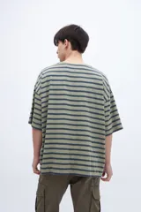 Remera verde con rayas horizontales azul marino, corte boxy y estampado con el número 1956 en el pecho.