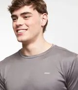 Remera deportiva blanca de poliéster, con cuello redondo, mangas cortas y recortes laterales.
