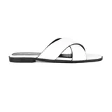 Sandalias bajas blancas con tiras anchas cruzadas en el empeine y suela negra.