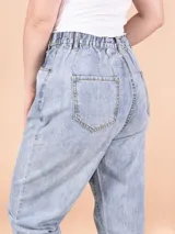 Pantalón de jean celeste con roturas y corte holgado.