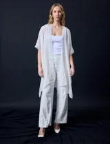 Kimono negro de gasa con apliques de brillos.