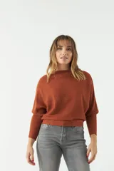 Sweater verde de punto liviano con textura acanalada y diseño de hombros caídos.