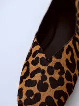 Chatitas de cuero con estampado animal print de leopardo, con punta fina y suela plana.
