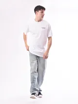 Remera blanca de algodón con estampado pequeño en el pecho con la frase "A Thousand Futures".