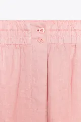 Shorts de tiro medio confeccionados en lino 100%. Cuentan con bolsillos laterales ocultos en la costura, bolsillos de parche en la parte trasera, cintura elástica, aberturas laterales en el bajo y cierre frontal con botones.