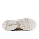 Championes New Balance modelo 1000 color beige con detalles en dorado y verde agua.