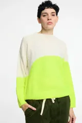 Sweater tejido en jersey con diseño en dos colores: blanco y verde lima.
