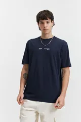 Remera lila de manga corta con cuello redondo y estampado pequeño en el pecho.