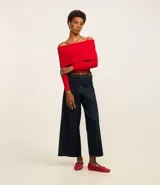 Blusa roja de punto canelado con escote hombro a hombro y mangas largas.