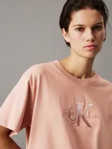 Remera color salmón de corte holgado con cuello redondo y mangas cortas. Presenta el logo de Calvin Klein Jeans bordado en el pecho.