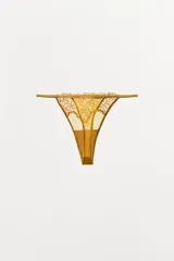 Tanga color ocre con cintura elástica fina y detalle de encaje floral en la parte delantera.