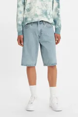 Bermuda de jean celeste de corte amplio y largo a la rodilla.
