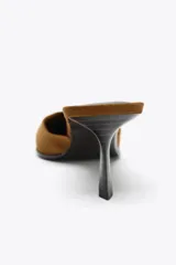 Zapato tipo mule destalonado, color marrón, de ante con tacón medio fino y punta fina.