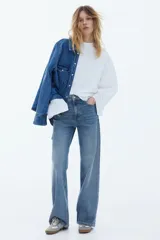Pantalón de jean azul de tiro alto, corte wide leg y cinco bolsillos.