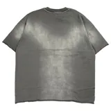 Remera gris con estampado abstracto en negro, corte oversize.