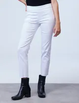 Pantalón recto de gabardina elastizada en color negro, con pretina ancha y faja interna modeladora.
