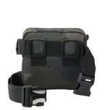 Morral Rip Curl con estampado de camuflaje en tonos verdes y grises. Cuenta con un bolsillo frontal con solapa y logo de la marca.