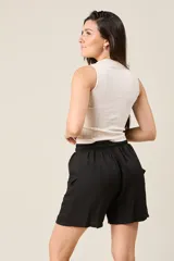 Short color marrón claro con cintura elástica ajustable con cordón, bolsillos laterales y bolsillos cargo con solapa en los muslos.