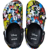 Zuecos Crocs Classic con estampado de Mickey y sus amigos, con correa trasera negra y dijes de Pluto, Daisy y Goofy.
