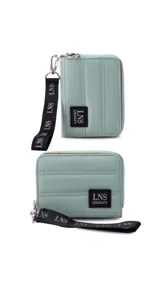 Billetera corta con cierre alrededor y tapa, confeccionada en tela capitoneada. Incluye varias reparticiones con tarjeteros y bolsillos internos, y una correa de mano desmontable. Disponible en negro, rojo y dorado.