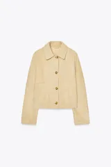 Chaqueta de mujer realizada en piel de ante color beige. Tiene cuello solapa, manga larga, bolsillos de plastrón en delantero y cierre frontal con botones.